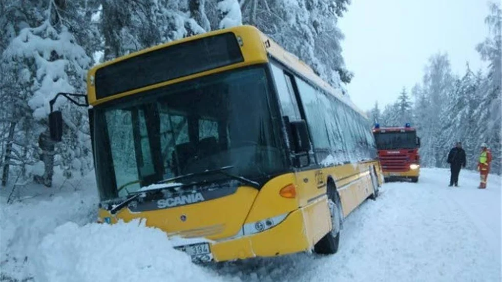 En buss med ett tiotal skolbarn for på onsdagsmorgonen ner i ett dike vid Bjursund utanför Loftahammar. Ingen skadades vid olyckan.