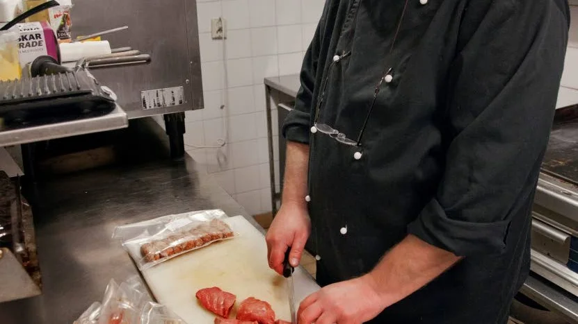 Christer Fällgren, kock på Smugglaren, lagar gärna rätter med vildsvinskött.