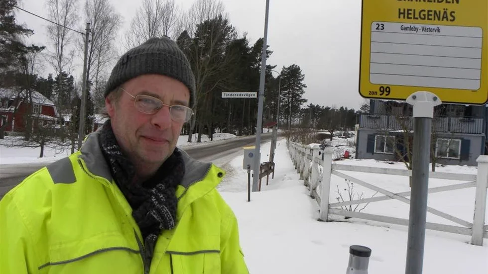 Kurt-Inge Andersson i Helgenäs bor i backen ner mot samhället och har sett många bussar och större fordon hamn i problem under vintertid.