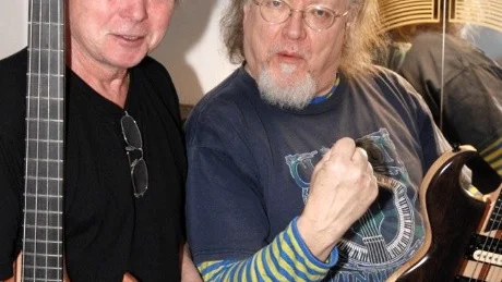 Claes Yngström, till höger, gillade Tommys gitarrer när han testade dem på en spelning i Borlänge.