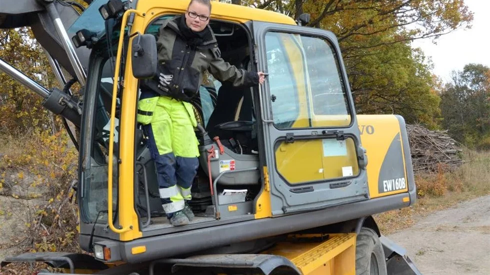 Amanda Jonsson gillar att köra grävmaskin och siktar på en framtid som grävmaskinist, när hon har gått klart sin utbildning på Gamlebygymnasiet.