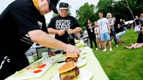 Det segrande laget i tävlingen "Biker Burger" blev Bröderna Olsson. Teamet bestod av Ola Olsson och Dan Isaksson. Foto: Sara Winsnes
