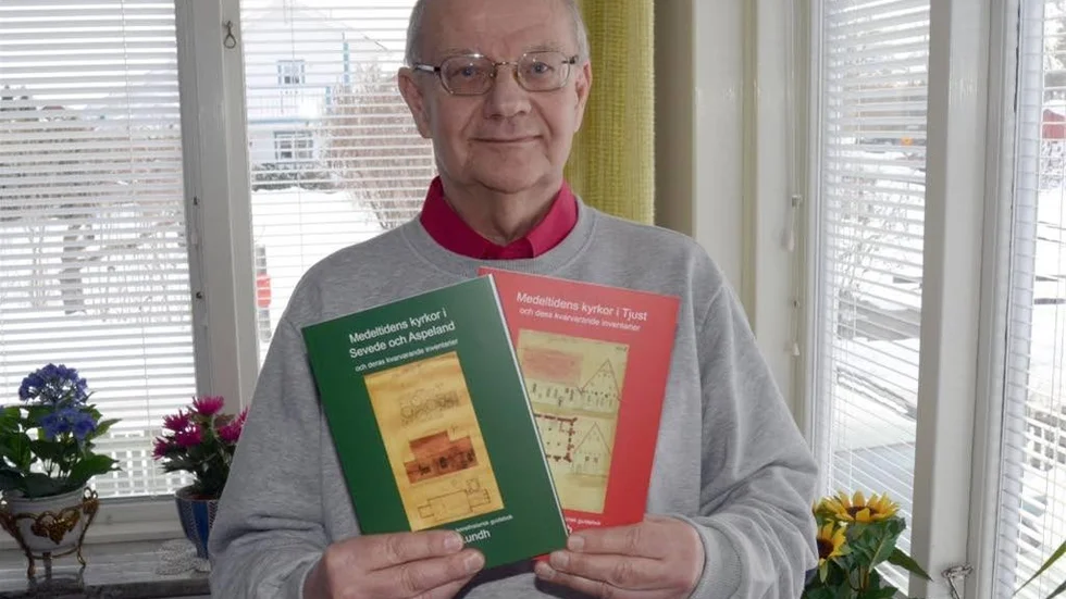 Stig Lundh med de två böcker som hittills har utkommit i serien om medeltida kyrkor. Totalt planeras fyra delar.