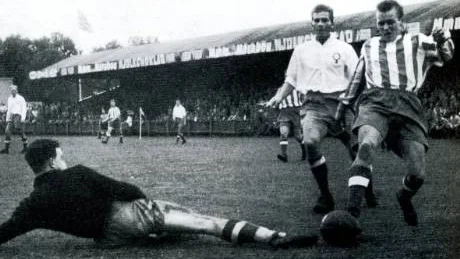 Centern Åke Thalinsson gjorde mål i östgötaderbyt mot Åtvidabergs FF på Idrottsparken 1956. Här lurar han ÅFF-backen Gösta Fredriksson och överlistar målvakten Curt Samuelsson. (Bilden är hämtad från IK Sleipners jubileumsbok från 2003.)