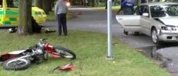 Moped och bil krockade