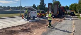 Kollision mellan lastbil och personbil i Harg – diesel har läckt ut på vägen