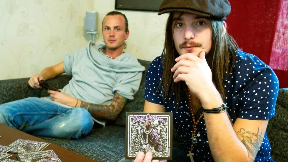 Det snygga omslaget hade förtjänat ett större format, tycker Martin Hederberg. Martin KK Karlsson till höger.