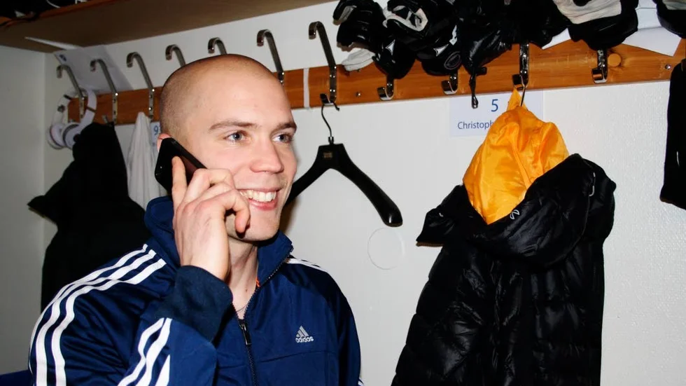 Telefonen måste alltid vara med nu när Christopher Sandell går i väntans tider. En spännande tid väntar IFK-mittfältaren.