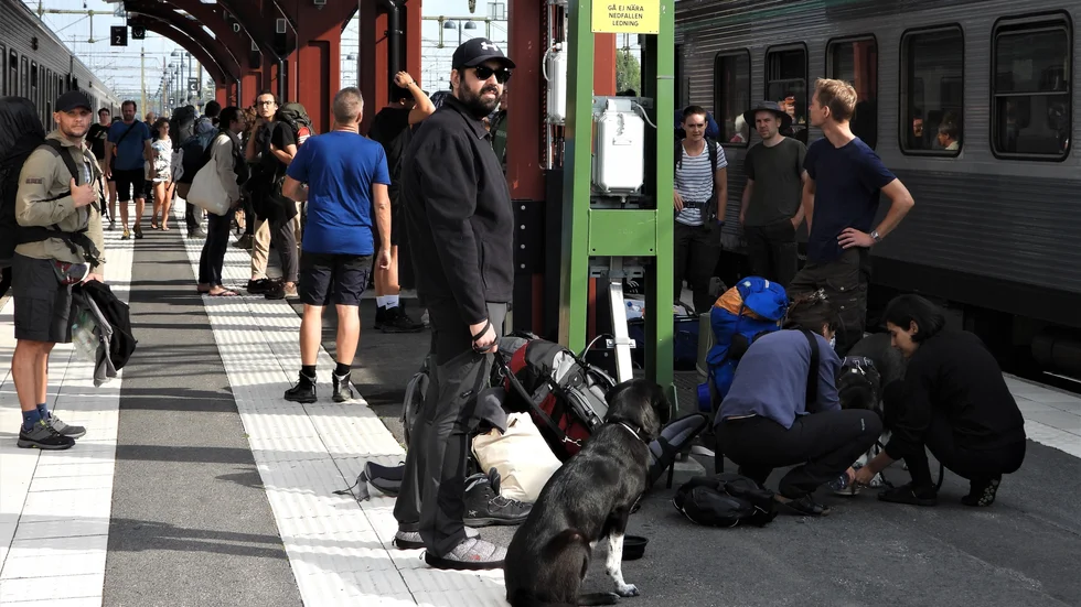 Perrongen i Boden fylldes snabbt av fjällvandrare med stora ryggsäckar, vandringsstavar, vattenflaskor och en och annan hund som längtade norrut. Det är  många som besöker de norrbottniska fjällen så här års. Kanske rekord igen?
