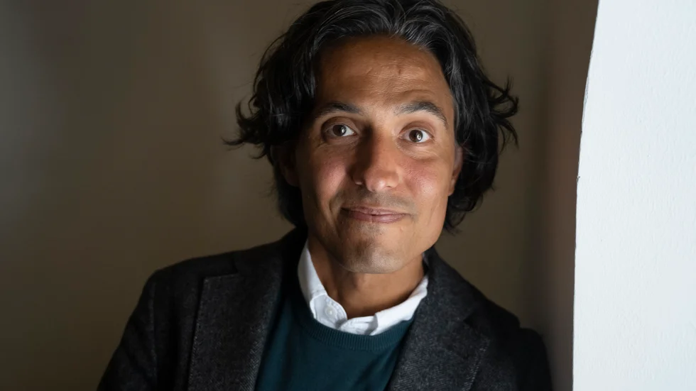 Jonas Hassen Khemiri är aktuell med nyskrivna pjäsen "Eld" på Dramaten. "Den handlar om fyra personer som är desperata för att förändra sig men som inte riktigt lyckas", säger han.