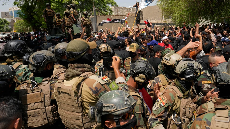 Soldater är på plats vid Iraks högsta rättsliga råd, där anhängare till shiapredikanten Muqtada al-Sadr har samlats i protest på tisdagen.