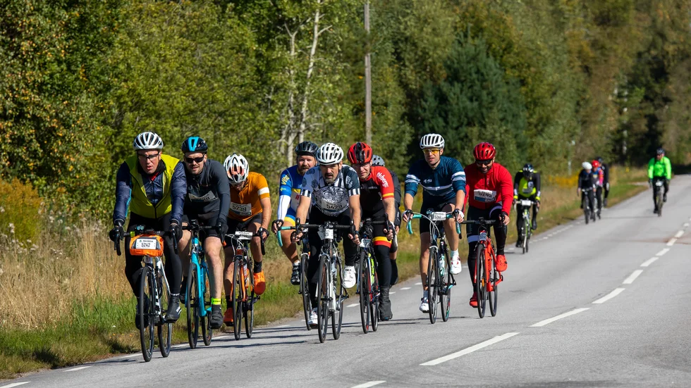 Skribenten uppmanar cyklister att bära reflexväst även på dagtid.