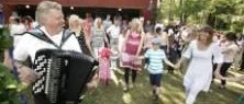 I Skälläng är midsommar en familjefest