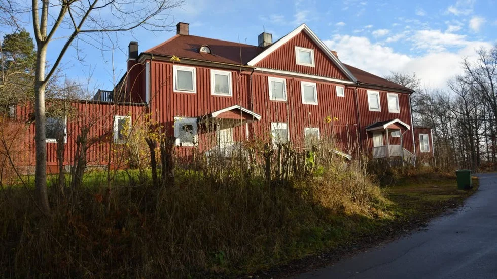Ödsligt. Huset på de Marés väg är ett av de berörda. Det är oklart om huset är bebott. När VT känner på entrédörrarna är de låsta.