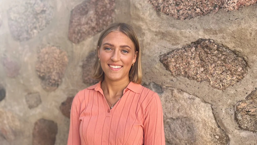 Ellen Andersson är 23 år och spelar både fotboll och innebandy i Borensberg. 