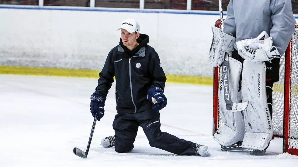 Erik Ersberg har sedan proffskarriären tog slut sadlat om till måvaktstränare. Numera tränar han ESK Hockeys nuvarande och kommande målvakter.