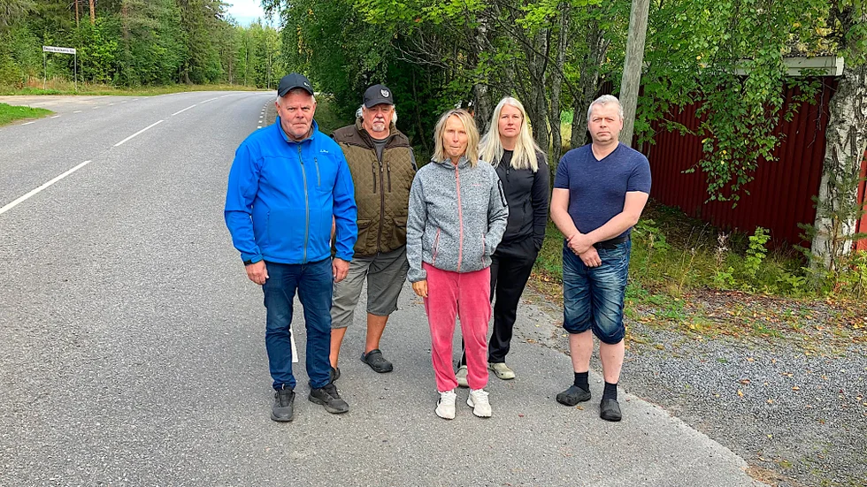 Sänk hastigheten innan det blir en dödsolycka i Degerbäcken. Några som protesterar mot för höga hastigheter är byborna Peter Berkfors,  Karl-Ove Jonsson, Susanne Gunnari, Jessica sundberg och Torbjörn Pettersson. Gruppen står vid den grusade uppfartsvägen och bakom den syns backkrönet.