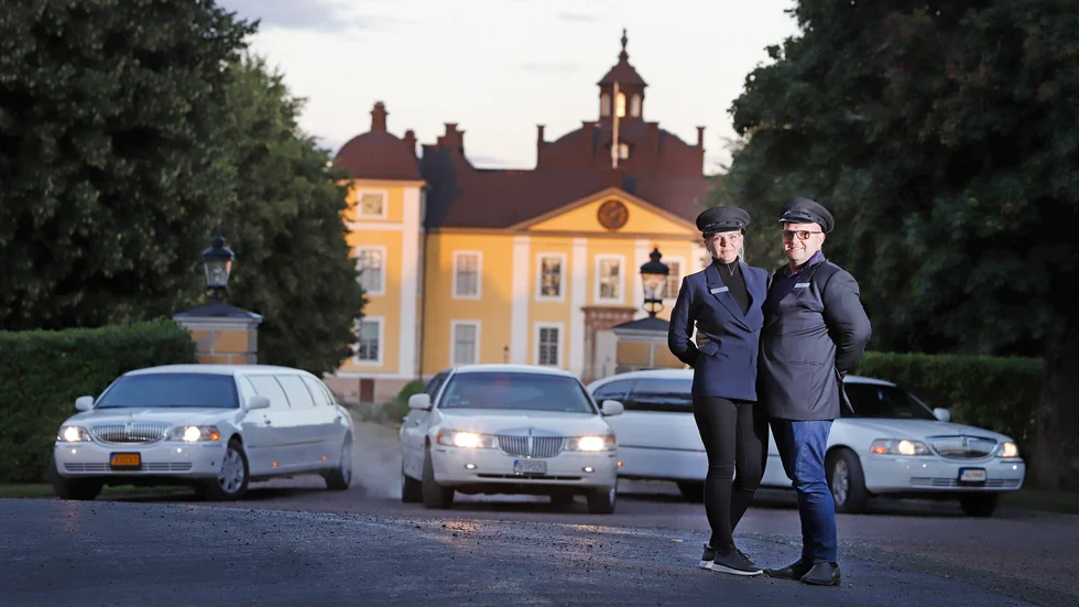 Makarna Nadja och Bosse Lämsä-Andréasen driver Kvicksunds limousineservice. På söndag ställer de upp med fordonsflottans tre förlängda Lincoln Towncar för att köra Frivilligcentralens seniorer på utflykt till Strömsholm.