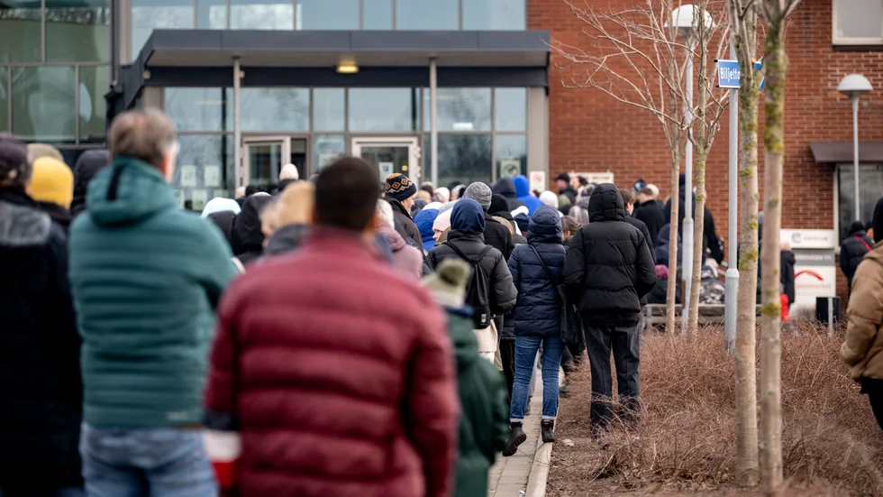 Människor som flytt kriget i Ukraina köar utanför Migrationsverket i Malmö i mars. Arkivbild.