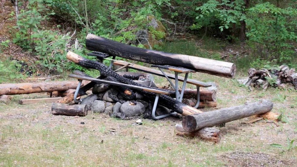Gärningsmannen eller gärningsmännen har delvis bränt upp en parkbänk bakom Scoutstugan.