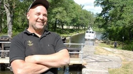 Sluss-Janne Eriksson, beredd att ta emot m/s Gustaf Lagerbjelke i en av sina slussar. Du möter honom vid Hjälmare kanal, bara en timmes bilresa från Enköping. Mitt bästa utflyktstips!