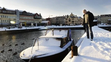 Kommunen vet inte vem som äger träbåten i Fiskarhamnen, men Pelle Svensson på kultur- och fritidskontoret vädjar till ägaren att ta upp den. Annars riskerar den att sjunka och orsaka ett miljöutsläpp mitt bland alla sjöfåglar.
Foto: Karin Hertz