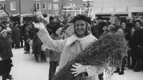 Lucia Barbro Nilsson tog emot folkets hyllningar på Spötorget. Foto: VT:s arkiv