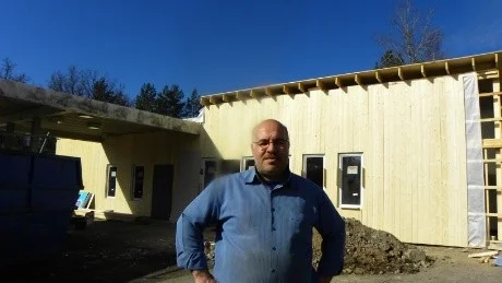 Mehmet Demir öppnar Godishuset och med försäljning av lite kiosksortiment den 15 maj i Verkebäck på den gamla bensinmackens plats.