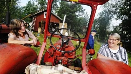 Christina Thoresson, Västervik, har bjudit mamma Irene Svahn, Ukna,  på en nostalgisk lördag på motordagen i hembygdsparken i Hjorted.