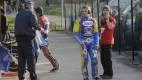 Okoniewski funderar över sin premiär för Västervik Speedway. Till höger Tomasz Jedrzejaks bror.