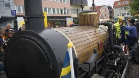 Det var mycket folk på platsen. Veterantåget som plötsligt spårade ur är en av turistattraktionerna under Skärgårdsfestivalen på Fiskaretorget i Västervik.