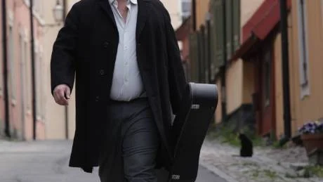 Hans-Erik Dyvik Husby är ibland nästan skrämmande lik Cornelis Vreeswijk. "Jag visade lite av de grejer jag gör för Jack, Cornelis son. Han sa 'fy fan, så gjorde farsan hela tiden'", berättar skådespelaren. Foto: Crille Forsberg