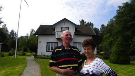Sven och Berit Lindgren i Almvik gjorde ett fynd när de renoverar badrummet. Nu är de intresserade att få veta mera om målningen av påfågeln.