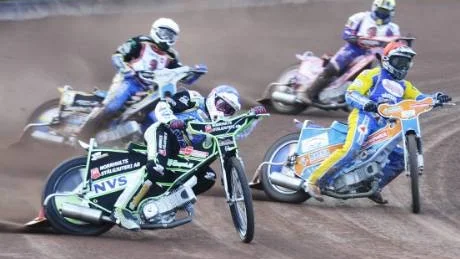 Västervik fick en kanonstart i och med att Peter Ljung, blå huva, och Rafal Okoniewski, röd huva, vann första heatet med fem 5-1.