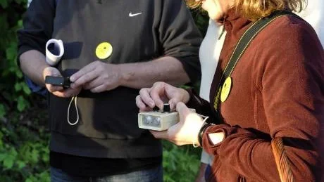 Bo Holm och Nanny Christiansson kontrollerar sina fladdermuspejlare, de arbetar på för oss ohörbara ljudfrekvenser. Till exempel vattenfladdermus 30 tusen kilohertz.