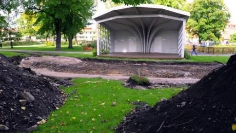 Till sommarens konserter kommer publiken att få sittplatser framför scenen. Arbetet med sittgradänger pågår och beräknas vara klart innan vintern. Foto: Karin Hertz