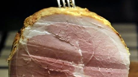 Julskinkan - julbordets höjdpunkt är en veritabel saltbomb.Foto: Scanpix
