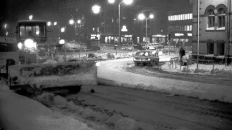 Halvmeterdjupa drivor gjorde resan till en mardröm, både i stan och ute på landet, berättade VT. Foto: VT:s arkiv