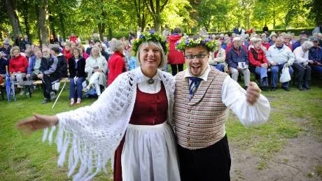 Ewa Grönwall och Marcus Brännström charmade publiken på den första av sommarens åtta allsångskvällar. I år är nionde året i rad som det arrangeras allsång i Stadsparken.Foto: Anders Steiner