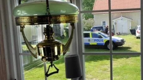 I går stod det åter polisbilar inne på Mistekärrs gård i Loftahammar.
