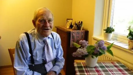 Hjalmar Johansson, pigg och vital jubilar med glimten i ögat, fyller 100 år på måndag och det firas på Solhöjden i Ankarsrum.