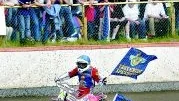 Jublade åt segern. Den tredje bäste publiksiffran någonsin på Ljungheden uppnåddes i tisdags när Västervik vann mot Masarna. Här tar Jacek Gollob och Tomasz Chrzanowski emot publikens ovationer. Foto: ANDERS STEINER
