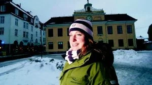 Hemma i Västervik. Nyutexaminerade juristen Sofia Lindblad försöker komma "hem" till Västervik så ofta som möjligt. - Här är det så nära till allt, säger Sofia som bor i Bergshamra utanför Stockholm.Foto: Anders Liljegren