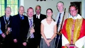 Jazz i Västrum. Här står Västrums kantor Ylva Björn och församlingens  nya komminister Anna Dubár med bandet Jazzin Dukes ledare, Erling Torkelsson, mellan sig.  De övriga musikanterna är från vänster saxofonisten Rune Falk (som under sitt långa musikerliv säkert har spelat med landets alla jazzmästare),  basisten och islänningen Höddi Björnsson, trumpetaren Martin Lundberg och pianisten Rolf Leidestad.