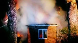 Startade på övervåningen. En teori är enligt polisen att branden startade i skorstenen. FOTO: INGEMAR PETERSSON