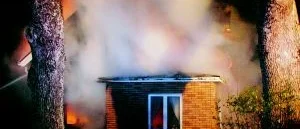 Bostadshus totalförstördes i brand