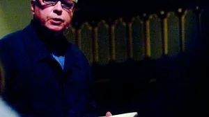 Läste lyrik. Den verkliga gästartisten i Sankt Petri kyrka på söndagskvällen var TV-kände Helge Skoog. Hans huvuduppgift var att läsa Hjalmar Gullbergs vackra lyrik som leder handlingen i Lars-Erik Larssons Förklädd Gud, en länge önskad upplevelse här i Västervik. Foto: Anders Liljegren