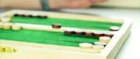 Backgammon och böcker när det regnar som värst