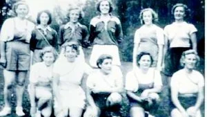 Damlaget. På Slanthällsmossen 1950 bestod damlaget av: Ester Holmberg, Inger Nilsson, Iris Knutsson, Lisbeth Lundgren, Violet Jonsson, Gullan Karlsson. Främre raden: Marianne Jonsson, Maj-Lis Karlsson, Gull-Britt Svensson, Inga Borgström och Stina Hugosson.