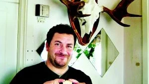 Stolt skytt. Det är inte bara den stiliga älgtrofén som får Khalid Hadrous att lysa av stolthet. Lagom till intervjun har han också erövrat en guldmedalj i svenska mästerskapen i jaktskytte med båge. Foto: lena Pettersson